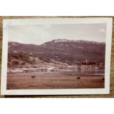 USHUAIA TIERRA DEL FUEGO ANTIGUA FOTO UN POCO MAS CHICA QUE TARJETA POSTAL DESTACAMENTO POLICIAL